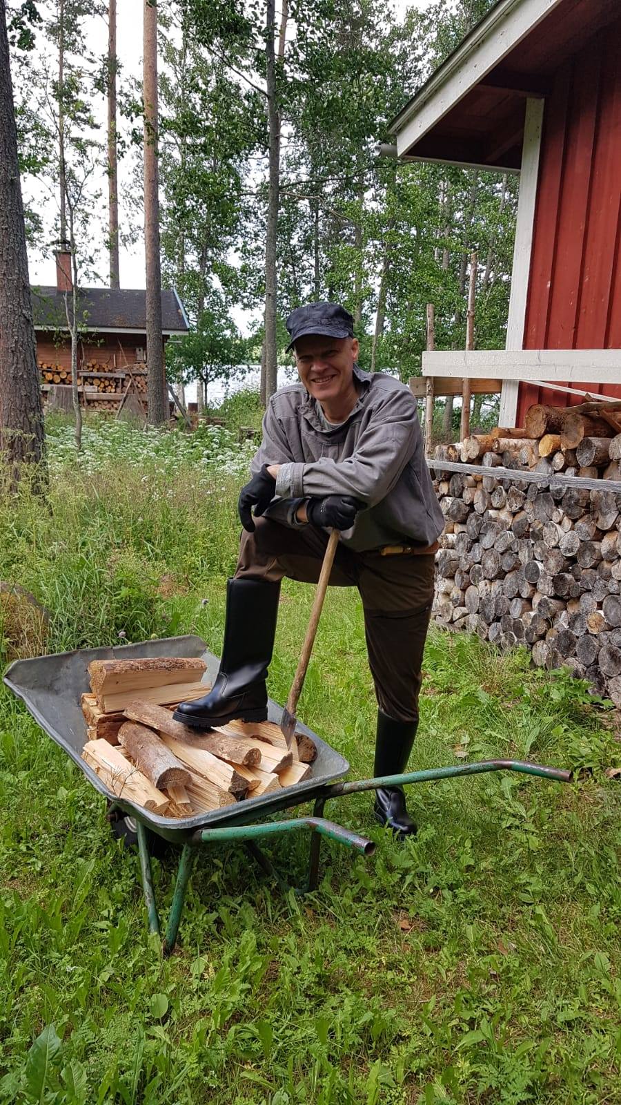 Mies, kirves ja halot, siinä on kaikki kohdallaan.